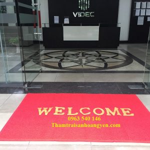 Thảm chùi chân welcom màu đỏ cỡ lớn trải sảnh tòa nhà.