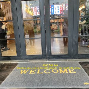 Thảm welcom bằng nhựa trải cửa nhà hàng, rất đẹp, sang trọng.