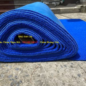 Thảm nhựa rối màu xanh dương giá rất rẻ.