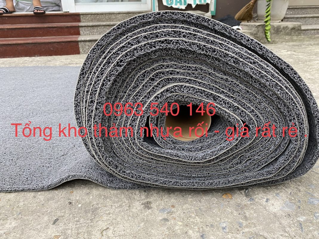 Thảm nhựa rối màu ghi dạng cuộn.