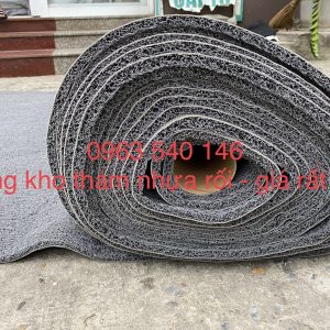 Thảm nhựa rối màu ghi dạng cuộn.