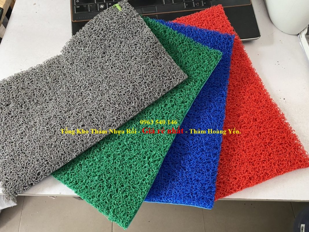 Thảm nhựa rối với màu sắc phong phú.