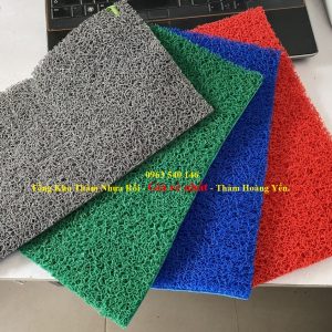 Thảm nhựa rối với màu sắc phong phú.