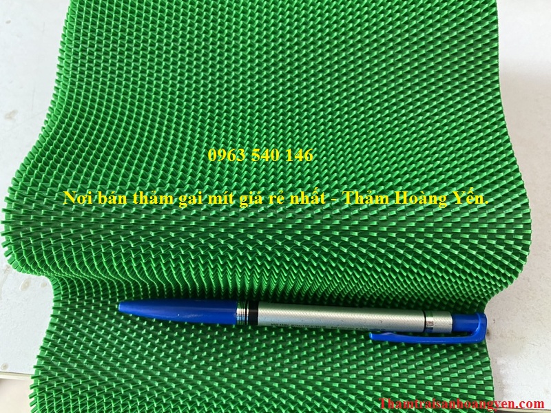 Thảm nhựa gai mít màu xanh đẹp và sang trọng.