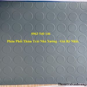 Thảm nút tròn màu ghi trải xưởng.