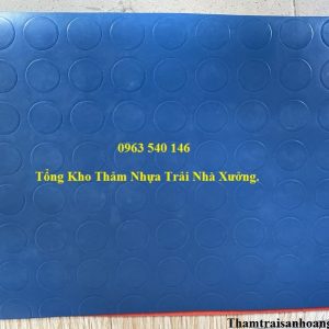 Thảm nút tròn trải xưởng màu xanh.