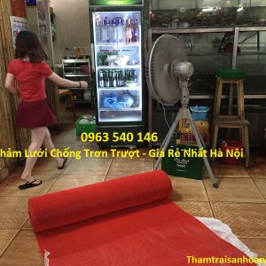 Thảm nhựa lưới màu đỏ dùng để trải nhà hàng, bể bơi.