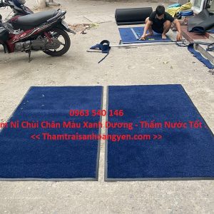 Thảm chùi chân sợi nỉ màu xanh dương siêu bền.