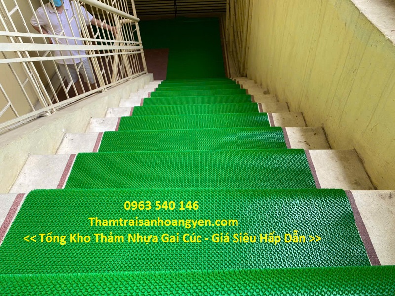 Thảm nhựa gai hoa cúc trải cầu thang